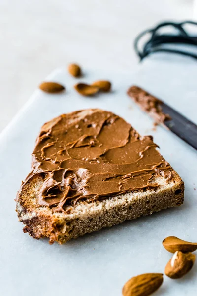 Ekmek ile ham organik badem ezmesi krem