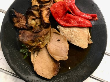 Biftek ile kızarmış sebze siyah plaka.