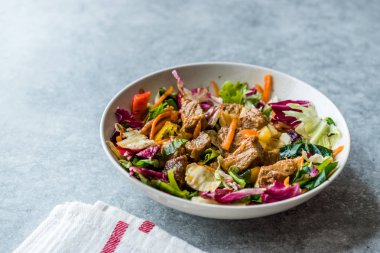 Kase küp et parçaları ile taze salata. 