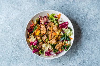 Kase küp et parçaları ile taze salata. 