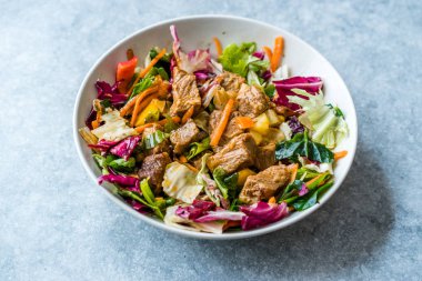 Kase küp et parçaları ile taze salata. 