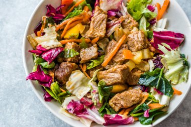 Kase küp et parçaları ile taze salata. 