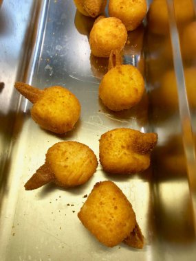 Deniz ürünleri Mini yengeç kek topları restoranda Satılık.