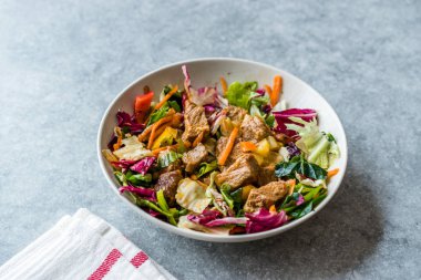 Kase küp et parçaları ile taze salata. 