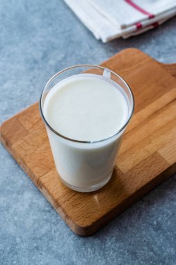 Türk Ayran içmek veya Kefir / ayran yoğurt ile yapılan.