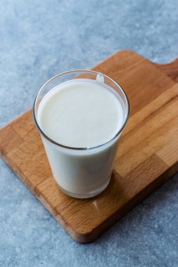 Türk Ayran içmek veya Kefir / ayran yoğurt ile yapılan.