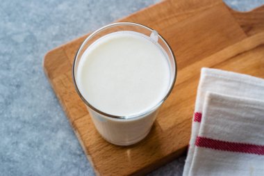 Türk Ayran içmek veya Kefir / ayran yoğurt ile yapılan.