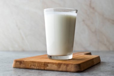 Türk Ayran içmek veya Kefir / ayran yoğurt ile yapılan.