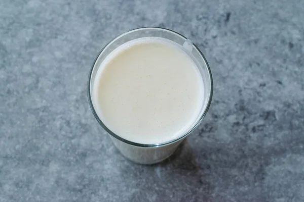 Türkisches Getränk Ayran oder Kefir / Buttermilch mit Joghurt. — Stockfoto