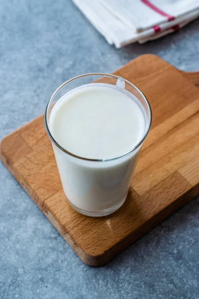 Türkisches Getränk Ayran oder Kefir / Buttermilch mit Joghurt. — Stockfoto