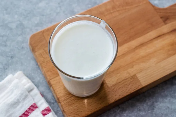 Bebida turca Ayran o Kéfir / Mantequilla de leche hecha con yogur . — Foto de Stock