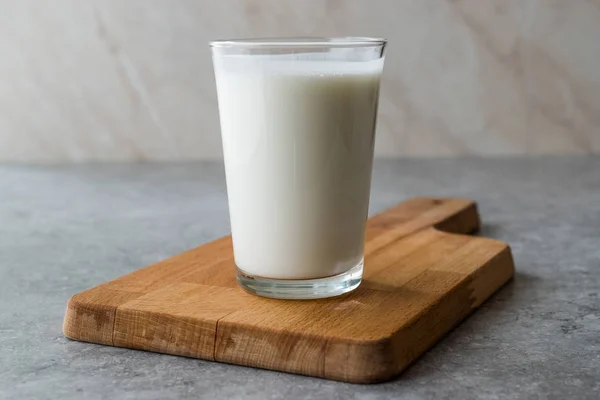 Türkisches Getränk Ayran oder Kefir / Buttermilch mit Joghurt. — Stockfoto