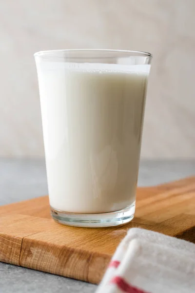 Turkse drinken Ayran of Kefir / karnemelk gemaakt met yoghurt. — Stockfoto