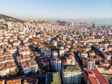 Plansız kentleşme şehir Istanbul Kar hava dron görünümü
