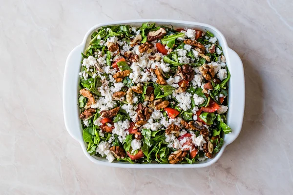 Curd Cheese Salad with Walnut, Arugula Rucola or Rocket Leaves / — Φωτογραφία Αρχείου