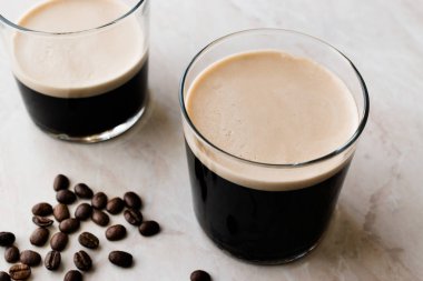 Köpüklü soğuk bira Nitro kahve ile fasulye hazır içecek.
