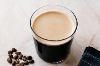 Köpüklü soğuk bira Nitro kahve ile fasulye hazır içecek.