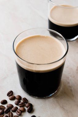 Köpüklü soğuk bira Nitro kahve ile fasulye hazır içecek.