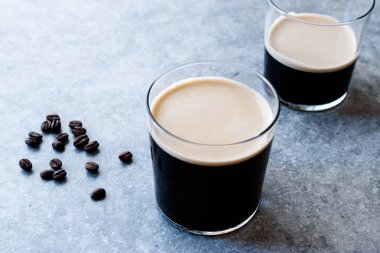 Köpüklü soğuk bira Nitro kahve ile fasulye hazır içecek.