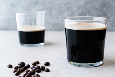 Köpüklü soğuk bira Nitro kahve ile fasulye hazır içecek.