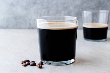 Köpüklü soğuk bira Nitro kahve ile fasulye hazır içecek.