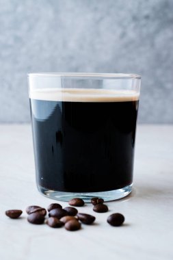 Köpüklü soğuk bira Nitro kahve ile fasulye hazır içecek.