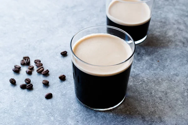 Café frío espumoso Nitro Brew con frijoles listos para beber . — Foto de Stock