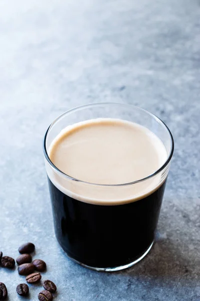 Frothy Cold Brew Nitro Coffee with Beans Ready to Drink. — Stok Foto