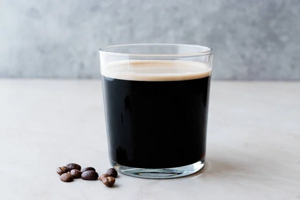 Caffè Nitro Brew freddo schiumoso con fagioli pronti da bere . — Foto Stock