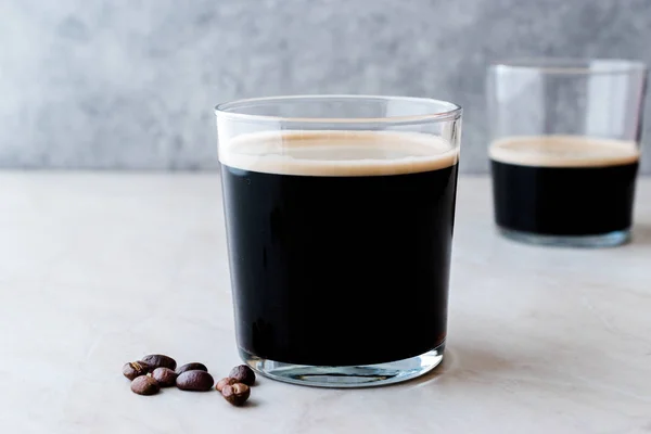 Frothy Cold Brew Nitro Coffee with Beans Ready to Drink. — Stock Photo, Image