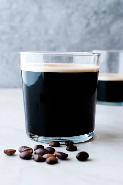 Frothy Cold Brew Nitro Coffee with Beans Ready to Drink. — Stock Photo, Image