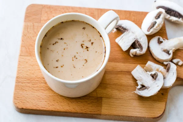 Paddestoel Latte-koffie met melk en Espresso op houten plank Rea — Stockfoto