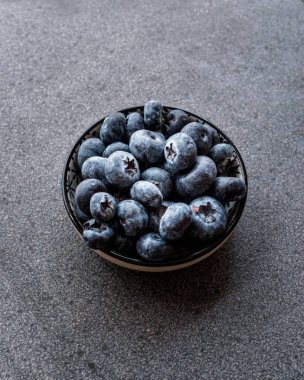 Yaban mersini / taze ham organik çilek ya da yaban mersini