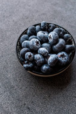 Yaban mersini / taze ham organik çilek ya da yaban mersini