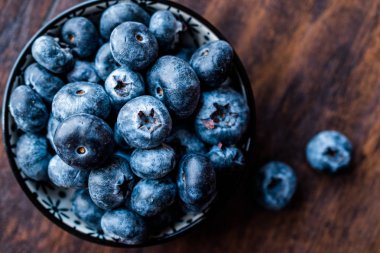 Yaban mersini / taze ham organik çilek ya da yaban mersini