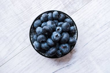 Yaban mersini / taze ham organik çilek ya da yaban mersini