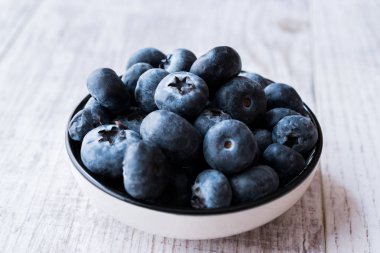 Yaban mersini / taze ham organik çilek ya da yaban mersini