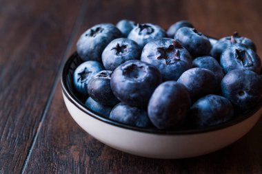 Yaban mersini / taze ham organik çilek ya da yaban mersini