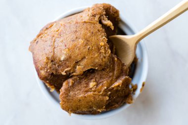 Tahta kaşık ile Japon Miso hamur.