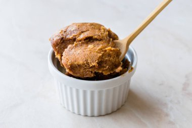Tahta kaşık ile Japon Miso hamur.