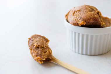 Tahta kaşık ile Japon Miso hamur.
