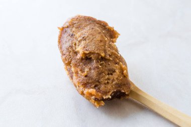 Tahta kaşık ile Japon Miso hamur.