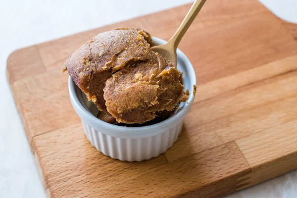 Pâte japonaise Miso avec cuillère en bois . — Photo