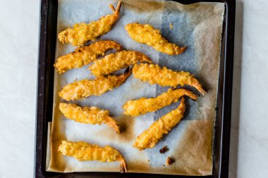 Fırın tepsisindeki Soya soslu karides Tempura.