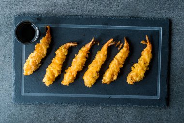Siyah taş tahta üzerinde Soya soslu karides Tempura.