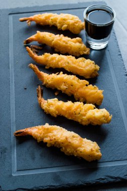 Siyah taş tahta üzerinde Soya soslu karides Tempura.