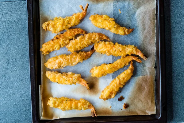 Tempura de crevettes avec sauce soja sur plateau au four . — Photo