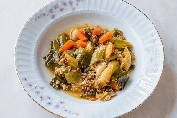 Leek comida turca com carne picada / Kiymali Pirasa . — Fotografia de Stock