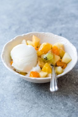 Vanilyalı dondurma seramik kase meyve salatası.