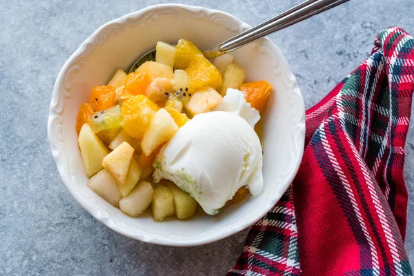 Salada de frutas com sorvete de baunilha em tigela de cerâmica . — Fotografia de Stock